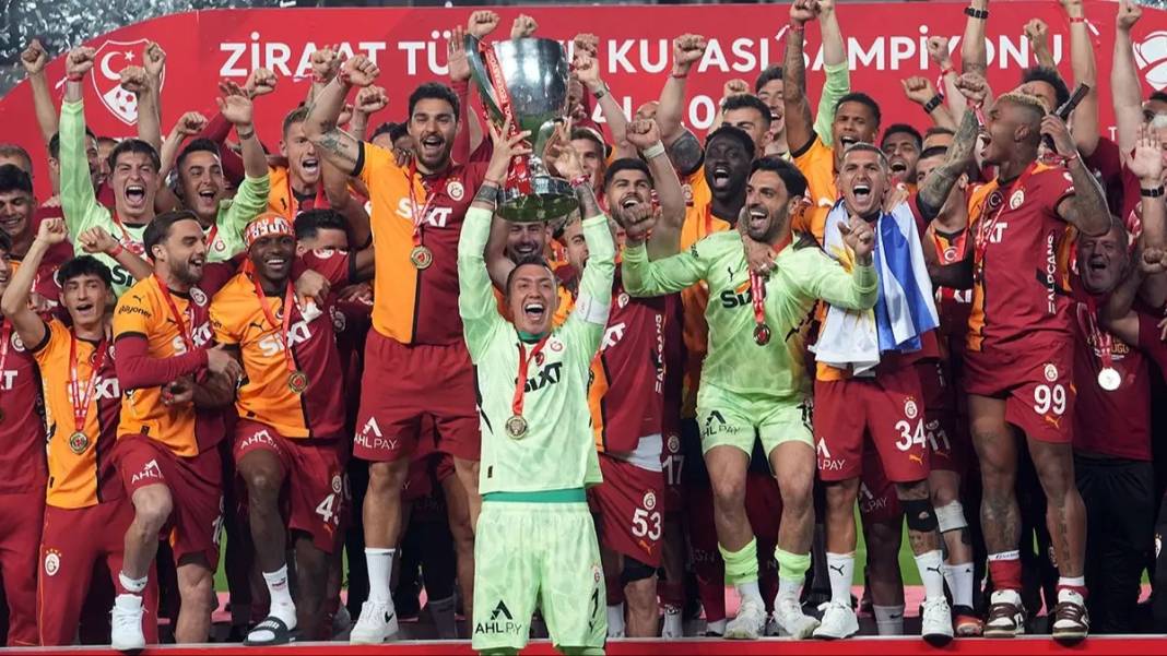 Galatasaray'ın yeni formaları sızdı taraftarlar kızdı: Şaka mı bu? 2